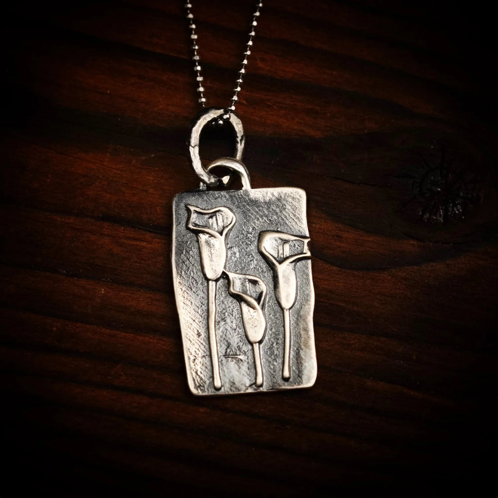 925er Silberanhänger „Drei Calla-Blüten“ – Symbol für Weiblichkeit, Schönheit und Harmonie | Talisman für Freundschaft und Verbundenheit | Art Diva