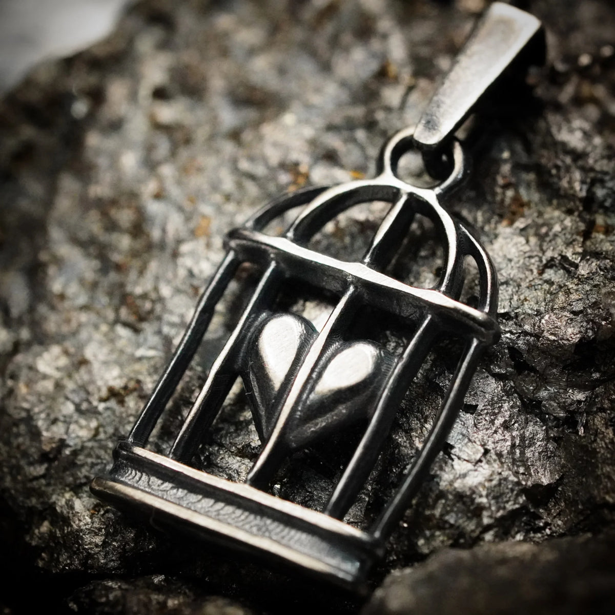 „Herz im Käfig“-Anhänger aus 925er Silber mit oxidierter Oberfläche – Talisman für Liebe und einen freien Geist, Amulett für Gefühle und innere Stärke, Skulpturenschmuck im Boho- und rustikalen Stil | Art Diva