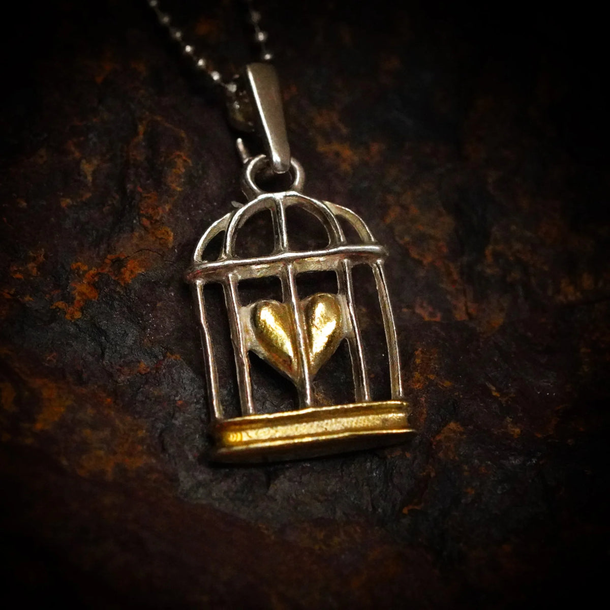 „Herz im Käfig“-Anhänger aus 925er Silber mit goldfarbenem Akzent – Talisman für Stärke, Liebe und emotionale Freiheit, Skulpturenschmuck im Boho- und rustikalen Stil | Art Diva