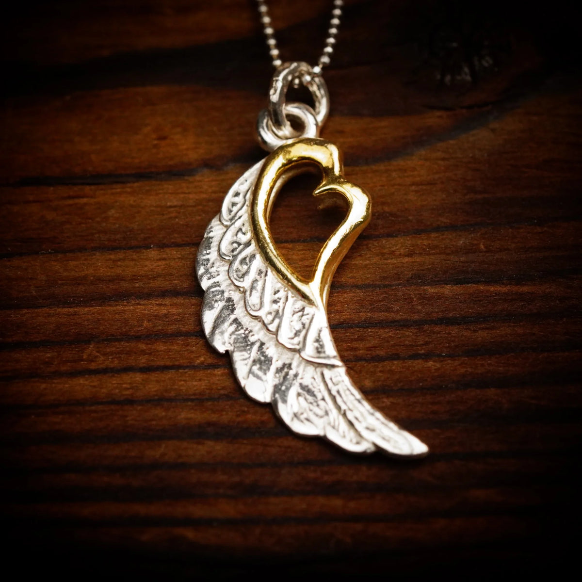 „Flügel mit Herz“-Anhänger aus 925er Silber mit goldfarbenen Akzenten – Talisman für Liebe und Schutz, Skulpturenschmuck im Boho-Stil | Art Diva