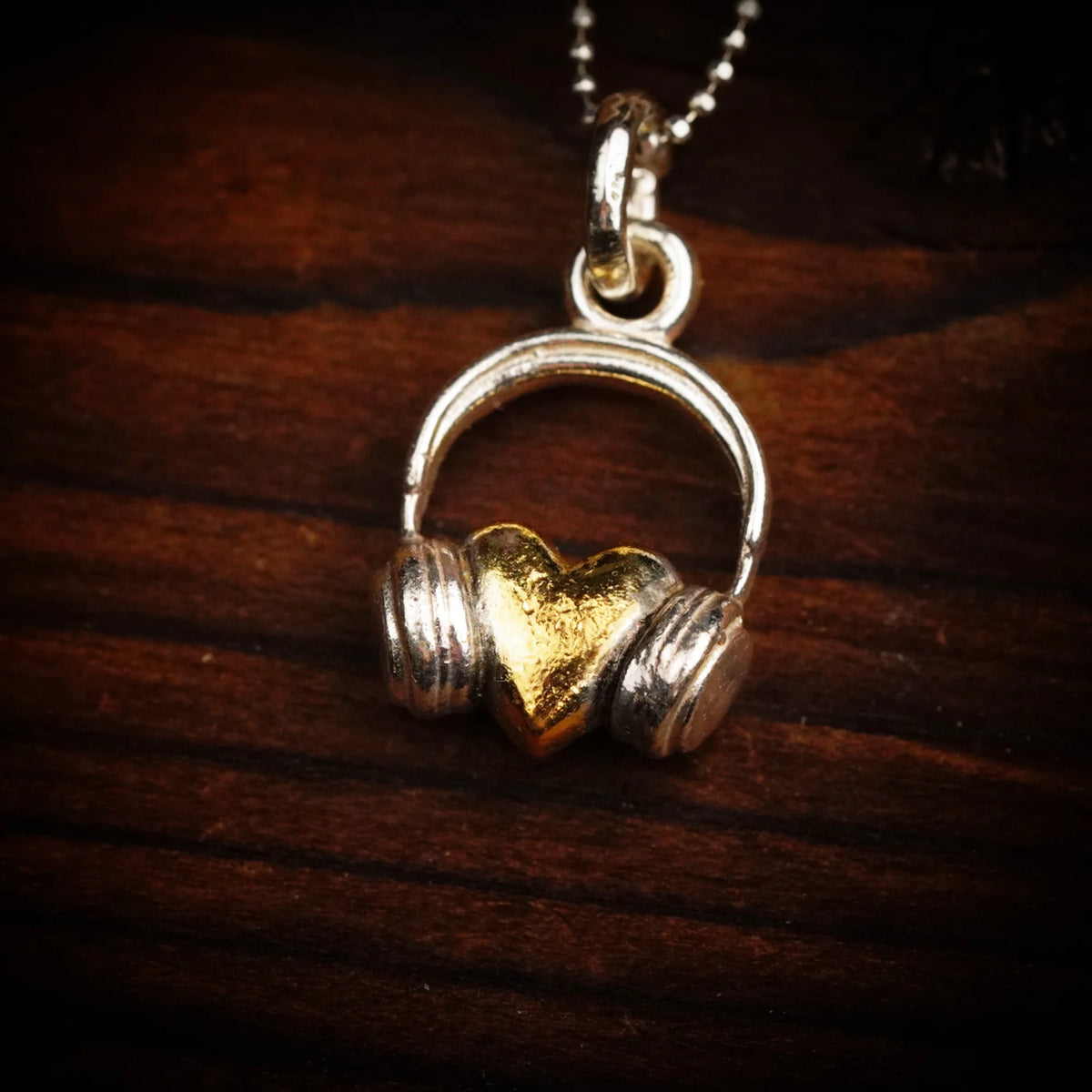 „DJ-Herz“-Anhänger aus 925er Silber – handgefertigter Talisman für die Liebe zur Musik, Skulpturenschmuck im Boho- und rustikalen Stil | Art Diva