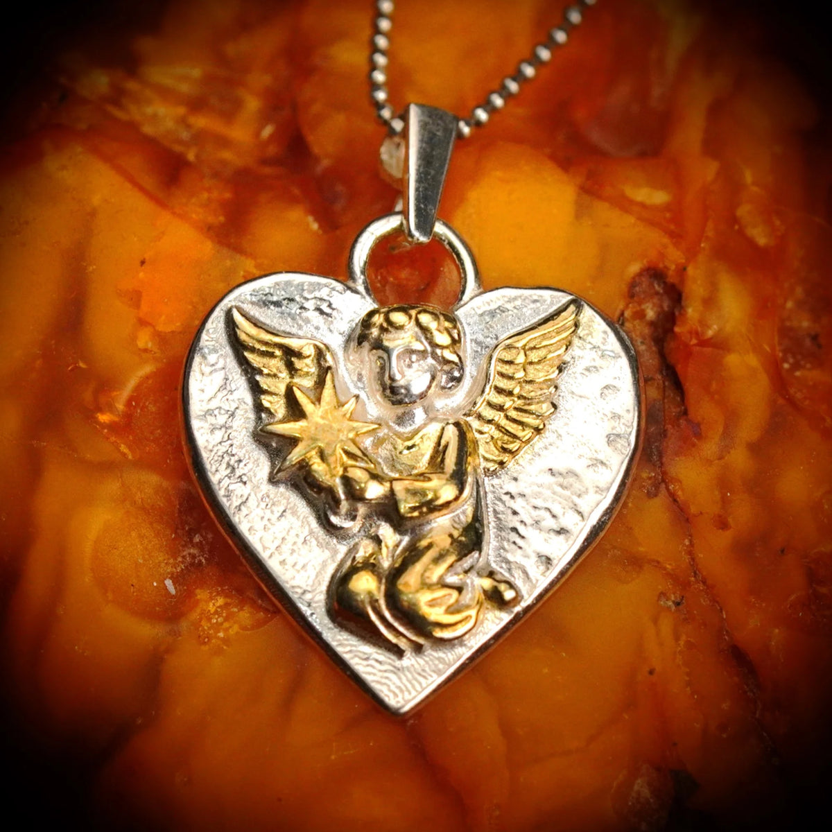 „Himmelsengel mit Stern“-Anhänger aus 925er Silber – handgefertigter Talisman für Liebe und spirituellen Schutz, Skulpturenschmuck im Boho- und rustikalen Stil | Art Diva