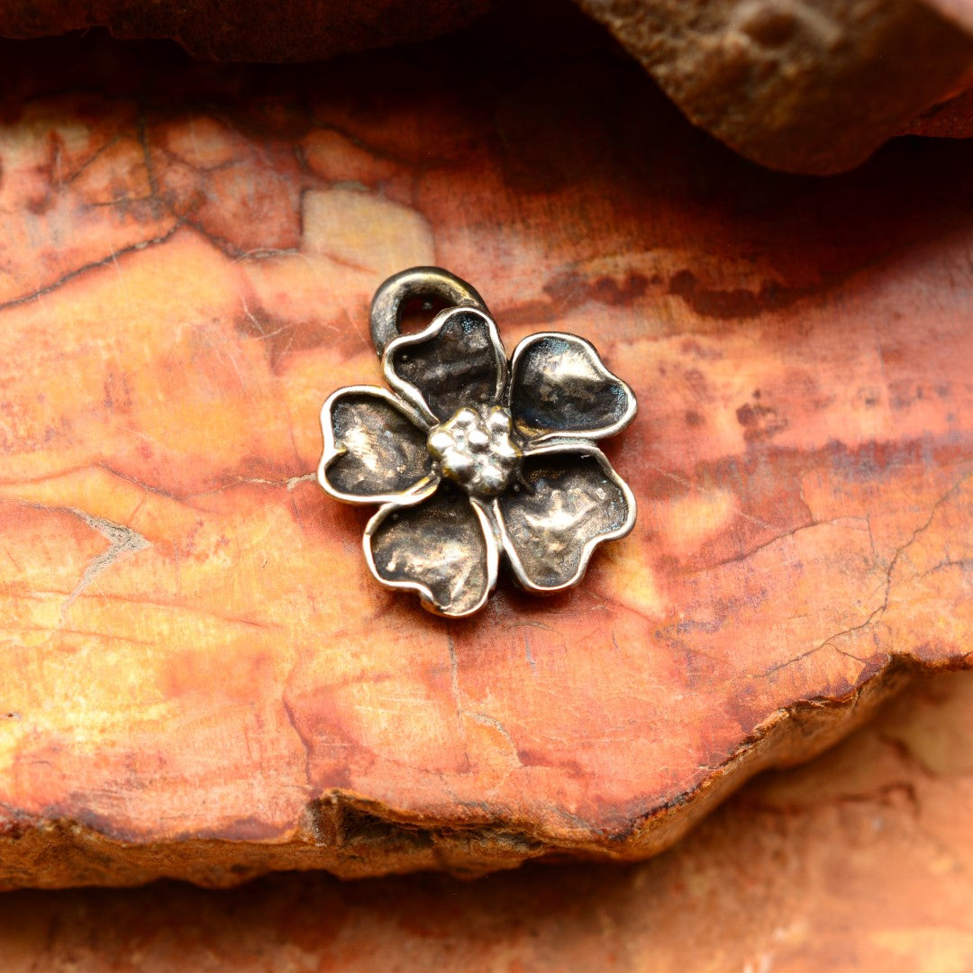 „Kirschblüte“ – oxidierter Anhänger aus 925er Silber, Talisman für Frühling und Neubeginn, handgefertigter Skulpturenschmuck im Boho- und rustikalen Stil | Art Diva