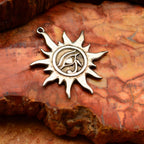 „Auge des Re – Sonnentalisman“-Anhänger aus 925er Silber – oxidierter skulpturaler Schmuck im Boho-Rustik-Stil | Art Diva