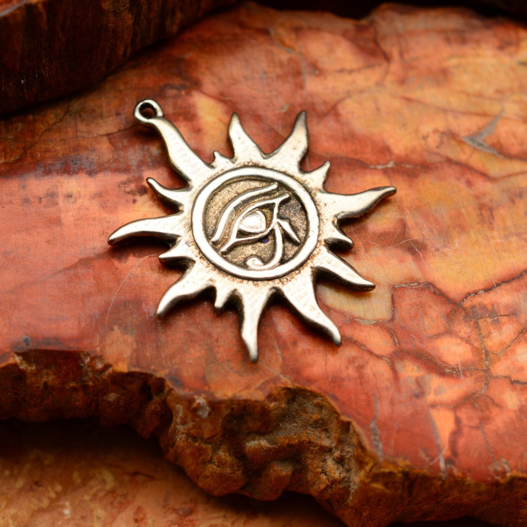 „Auge des Re – Sonnentalisman“-Anhänger aus 925er Silber – oxidierter skulpturaler Schmuck im Boho-Rustik-Stil | Art Diva