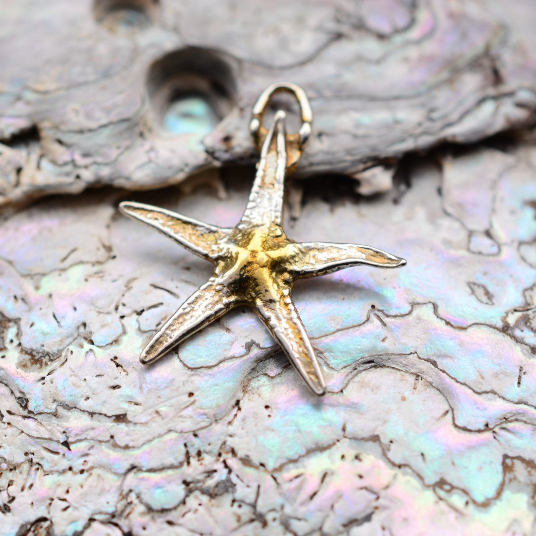 „Seestern“ – Anhänger aus 925er Silber mit goldfarbenen Akzenten, Talisman für Glück und Gelassenheit, Skulpturenschmuck im Boho- und rustikalen Stil | Art Diva