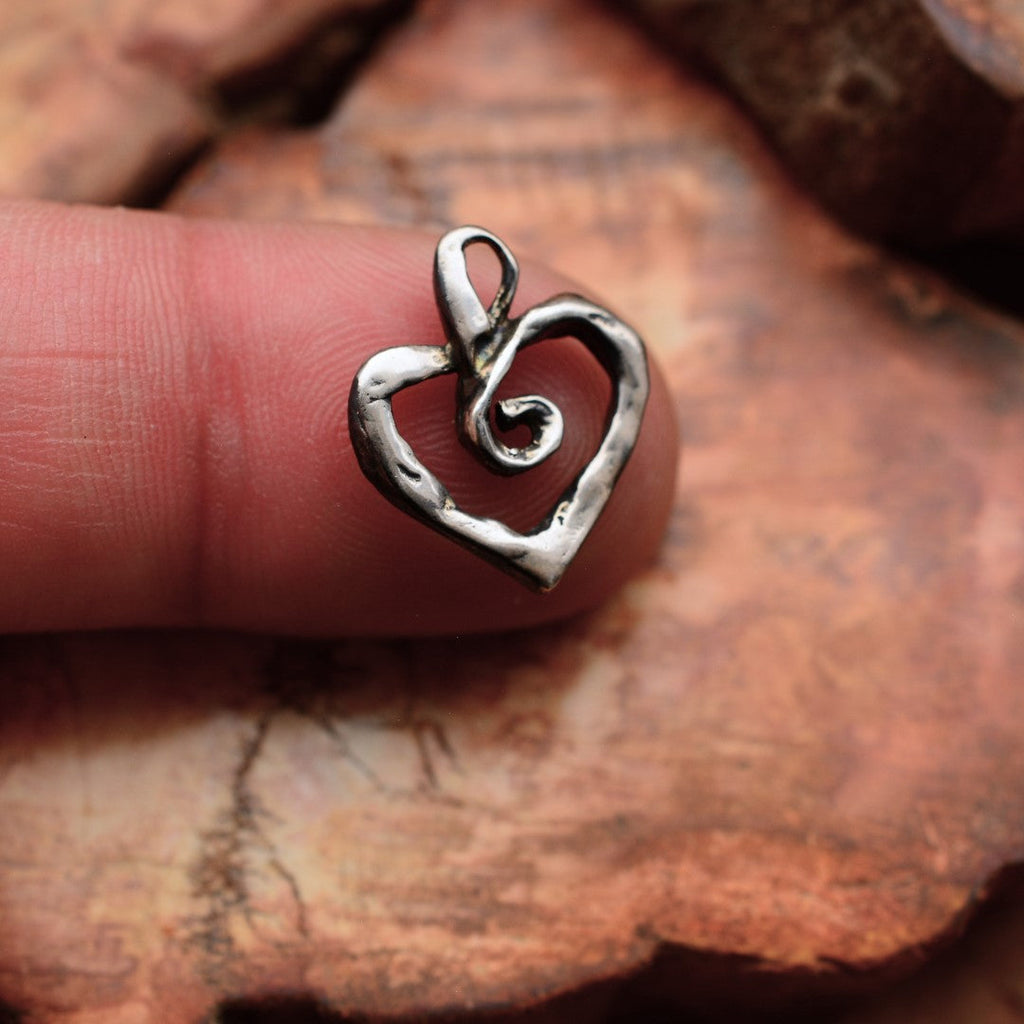 „Spiralherz“ – Anhänger aus 925er Silber, Symbol für Liebe und Spiritualität, Skulpturenschmuck im Boho- und rustikalen Stil | Art Diva
