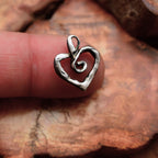 „Spiralherz“ – Anhänger aus 925er Silber, Symbol für Liebe und Spiritualität, Skulpturenschmuck im Boho- und rustikalen Stil | Art Diva