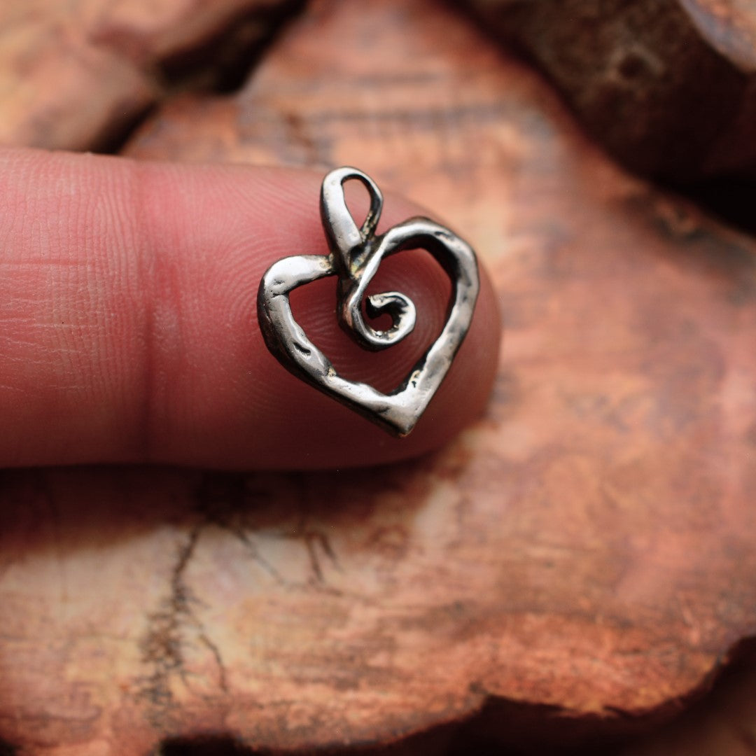 „Spiralherz“ – Anhänger aus 925er Silber, Symbol für Liebe und Spiritualität, Skulpturenschmuck im Boho- und rustikalen Stil | Art Diva
