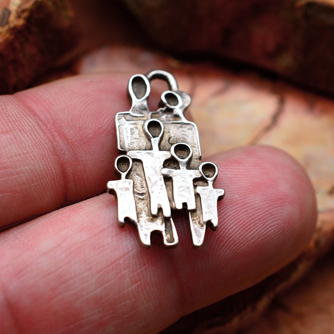 „Große Familie“ – oxidierter Anhänger aus 925er Silber, Talisman für Liebe, Zusammenhalt und familiäre Stärke, Skulpturenschmuck im Boho- und rustikalen Stil | Art Diva