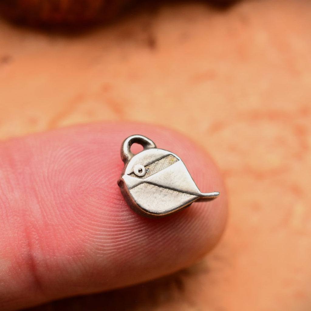 „Spätzchen“-Anhänger aus 925er Silber – oxidierter Talisman für Freiheit, Leichtigkeit und Wärme, handgefertigter Skulpturenschmuck im Boho- und rustikalen Stil | Art Diva