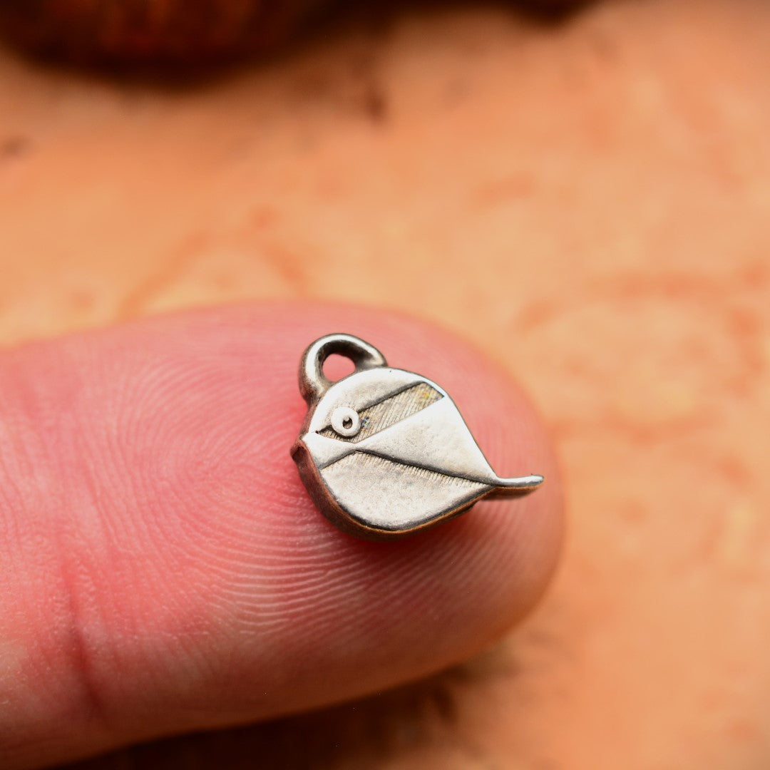 „Spätzchen“-Anhänger aus 925er Silber – oxidierter Talisman für Freiheit, Leichtigkeit und Wärme, handgefertigter Skulpturenschmuck im Boho- und rustikalen Stil | Art Diva