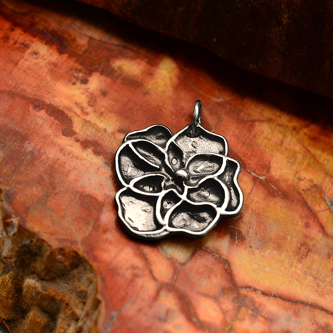 „Veilchen“ – teilweise oxidierter Anhänger aus 925er Silber, handgefertigter Talisman für Zärtlichkeit und inneres Licht, Skulpturenschmuck im Boho- und rustikalen Stil | Art Diva
