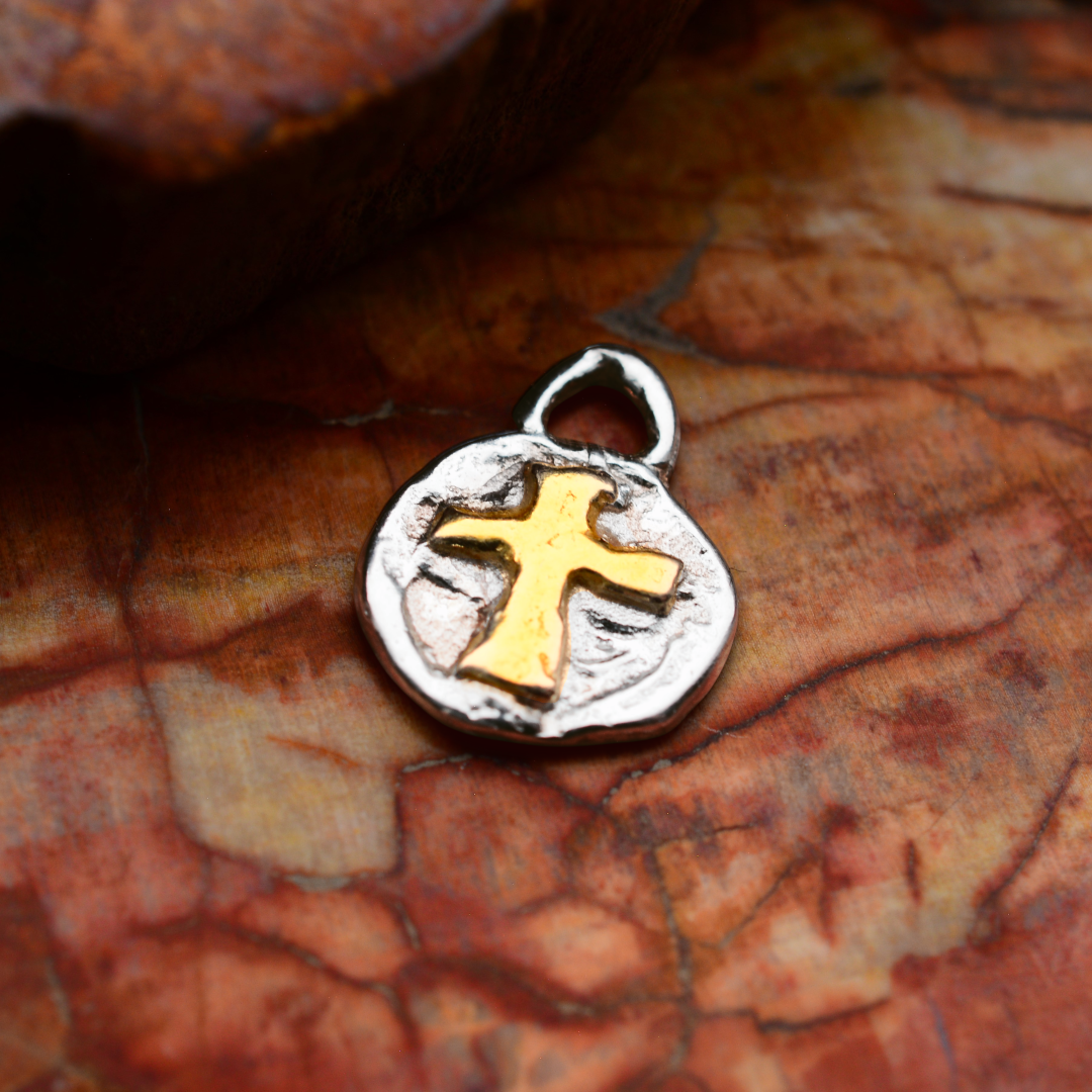 Kreuz-Anhänger mit Relief aus 925er Silber und goldenen Akzenten – handgefertigter Boho-Talisman für Glauben und spirituelle Kraft, ein besonderes Geschenk | Skulpturaler Schmuck aus der Kollektion „Glanz“ | Art Diva