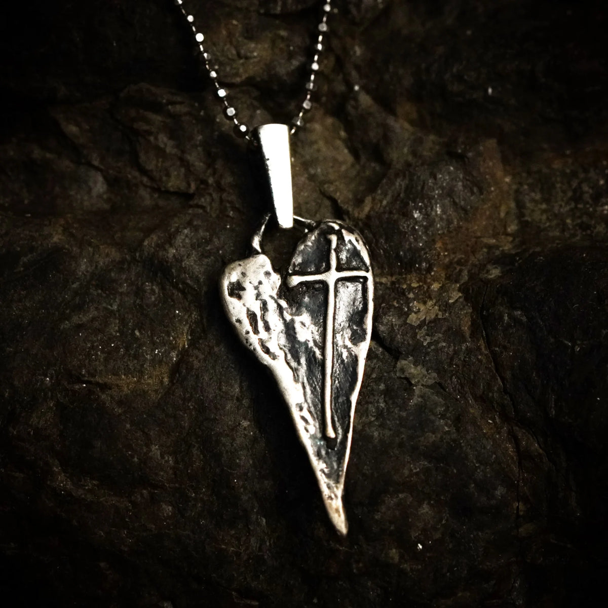 925er Silberanhänger „Längliches Herz mit Kreuz“ – handgefertigter Boho-Talisman für den Glauben an die Liebe, skulpturales Schmuckstück und Geschenk für Mutter, Tochter oder Freundin | Art Diva