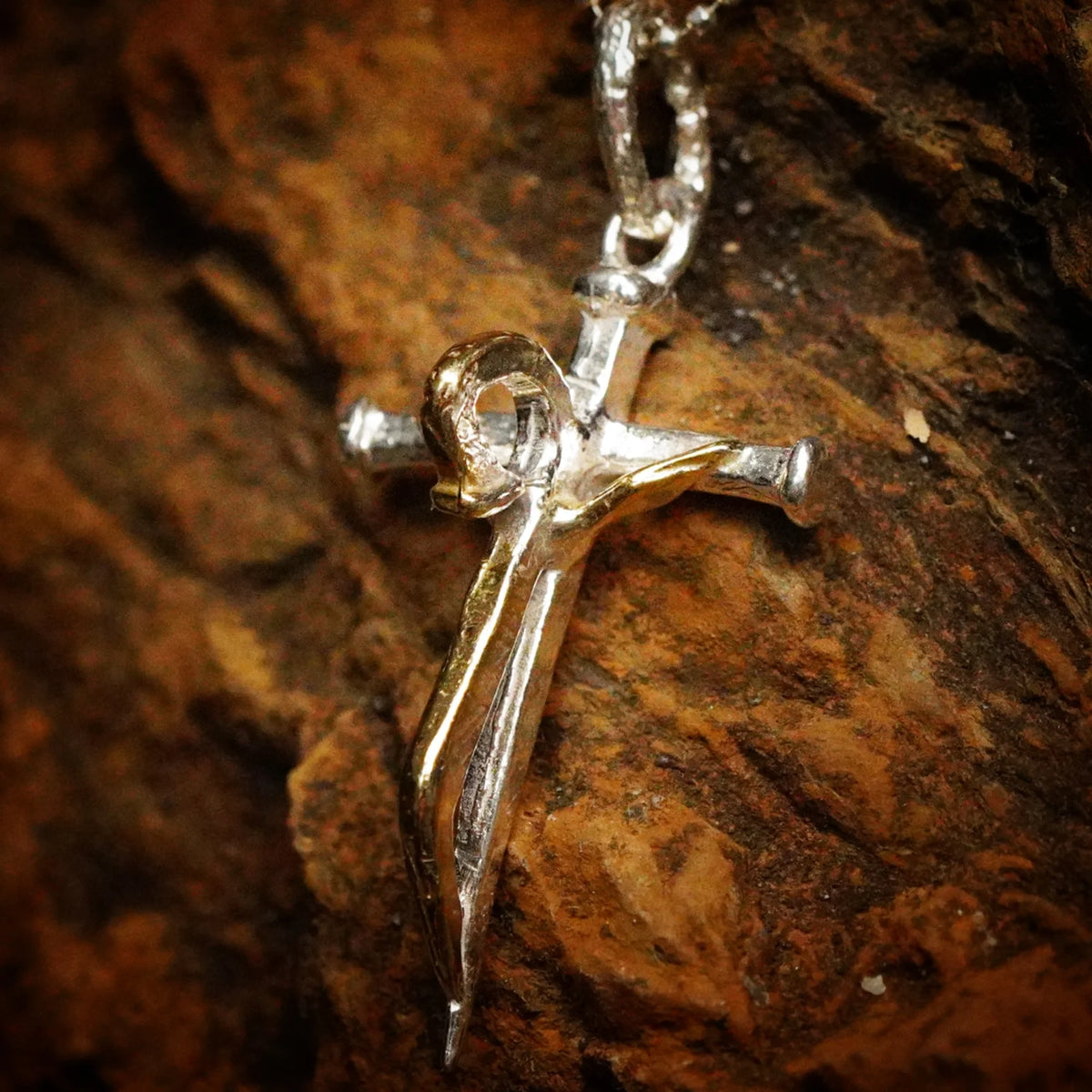 „Geschmiedeter Glaube“-Kreuz-Anhänger für Damen aus 925er Silber mit goldenen Akzenten – Symbol für innere Stärke, Glauben und Neuanfang | Art Diva