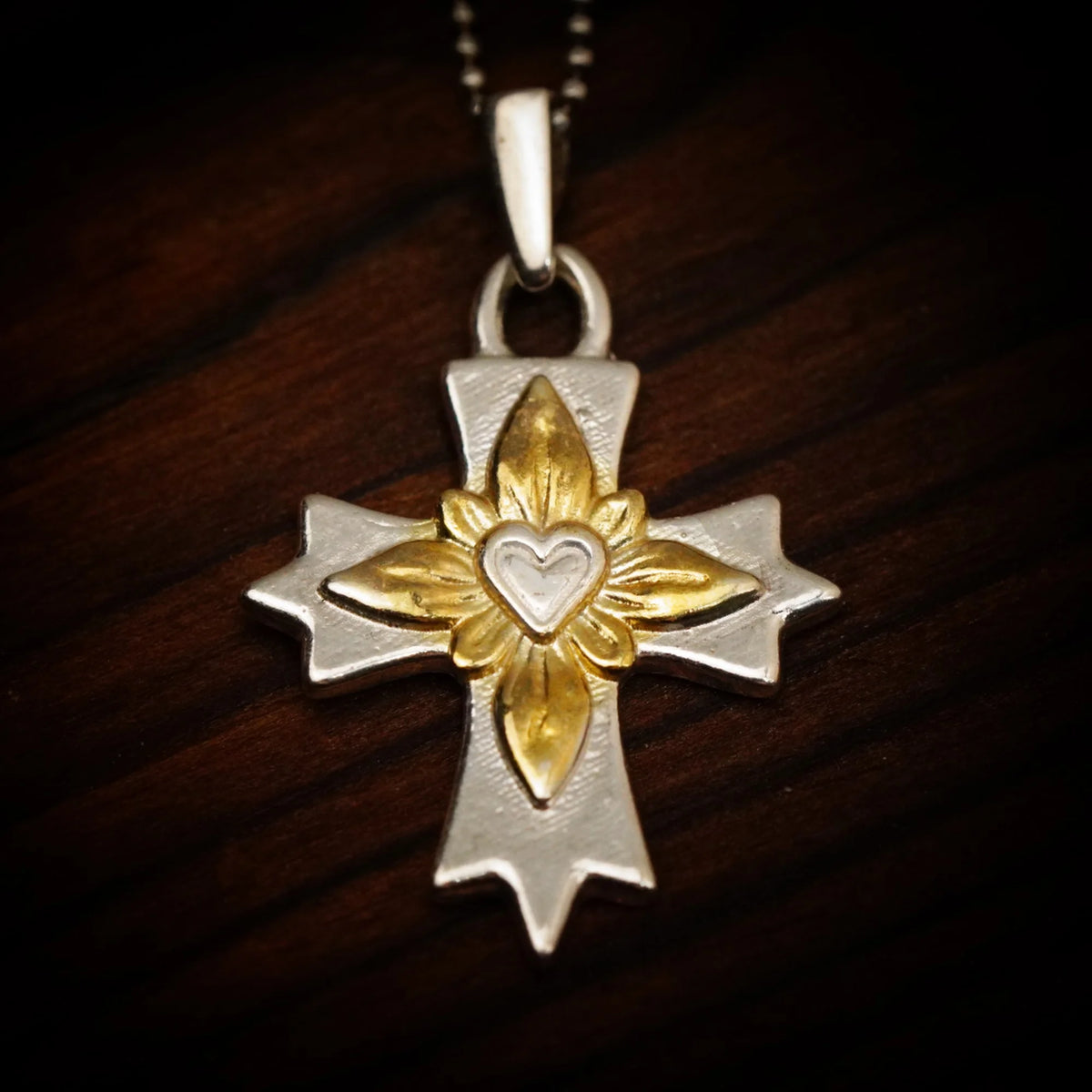 „Kreuz des Lichts“-Anhänger aus 925er Silber – Symbol für Glauben und Schutz, Skulpturenschmuck im Boho- und rustikalen Stil | Art Diva