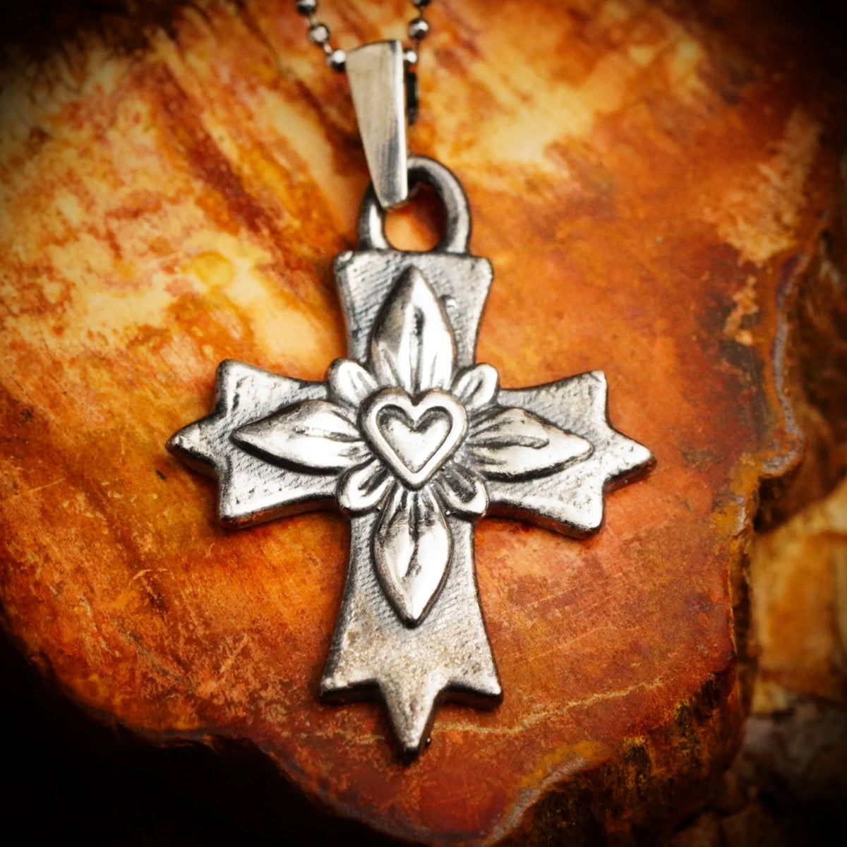 „Kreuz mit Herz“-Anhänger aus 925er Silber – Symbol für Liebe und Glauben, oxidierter Skulpturenschmuck im Boho- und rustikalen Stil | Art Diva