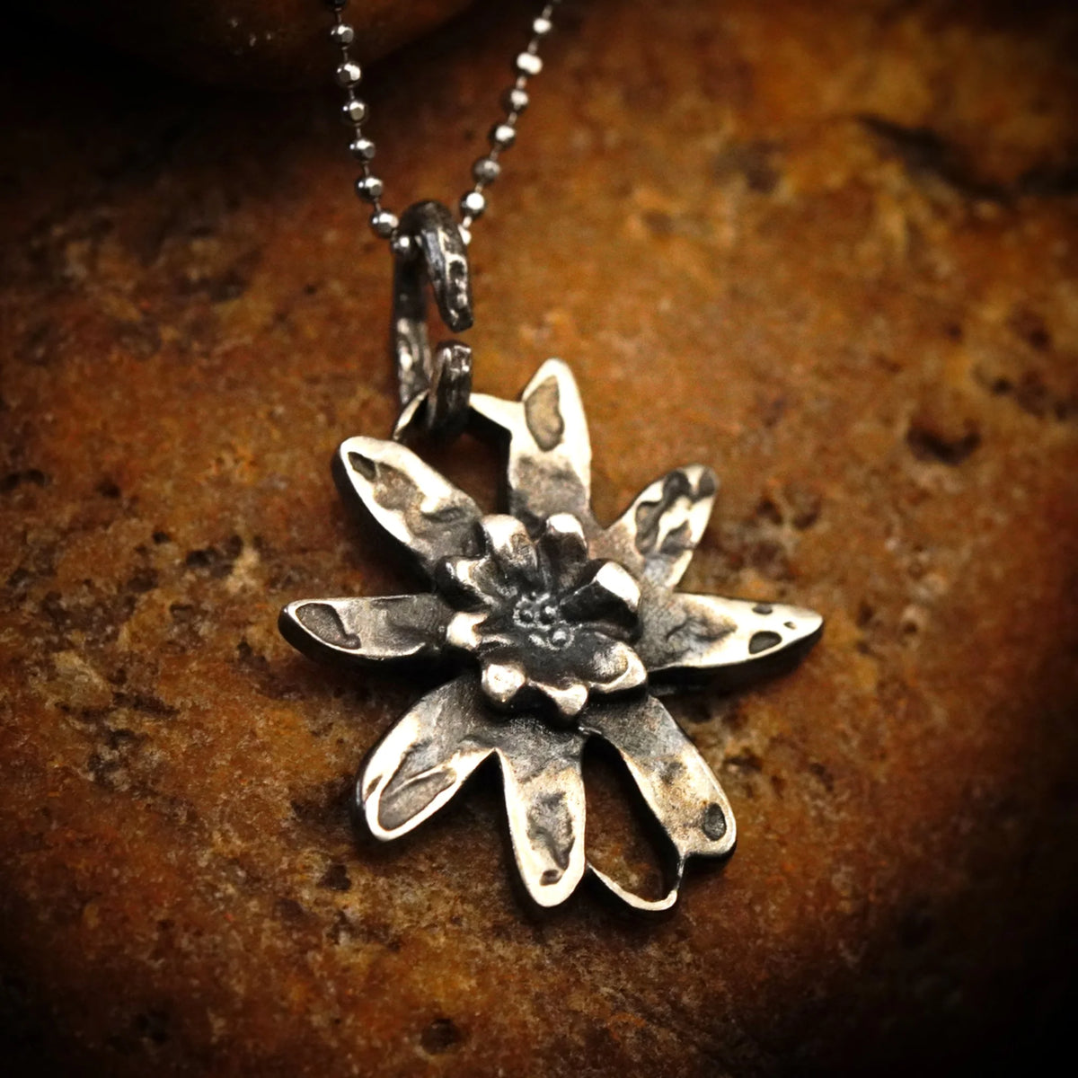 925er Silberelement „Edelweißblüte“ – handgefertigter Boho-Talisman für Harmonie, skulpturales Schmuckstück und Geschenk für Mutter, Tochter oder Freundin | Art Diva