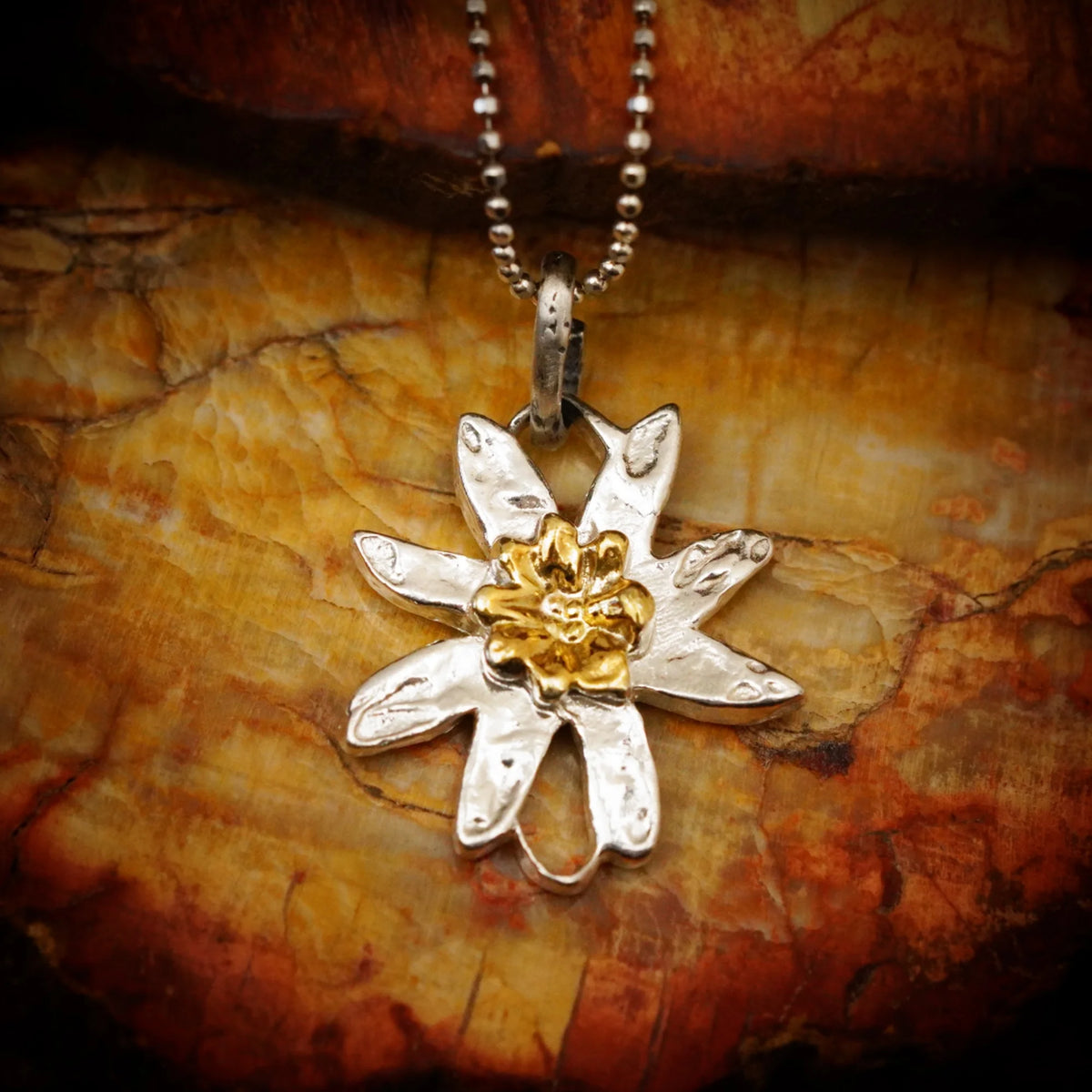 925er Silberelement „Edelweißblüte“ mit goldenen Akzenten – handgefertigter Boho-Talisman für Harmonie, skulpturales Schmuckstück und Geschenk für Mutter, Tochter oder Freundin | Art Diva