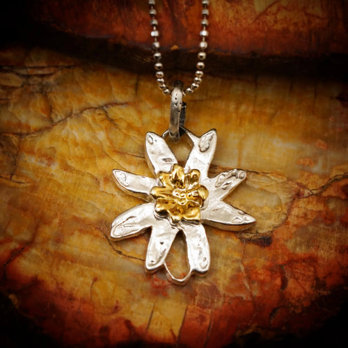 925er Silberelement „Edelweißblüte“ mit goldenen Akzenten – handgefertigter Boho-Talisman für Harmonie, skulpturales Schmuckstück und Geschenk für Mutter, Tochter oder Freundin | Art Diva
