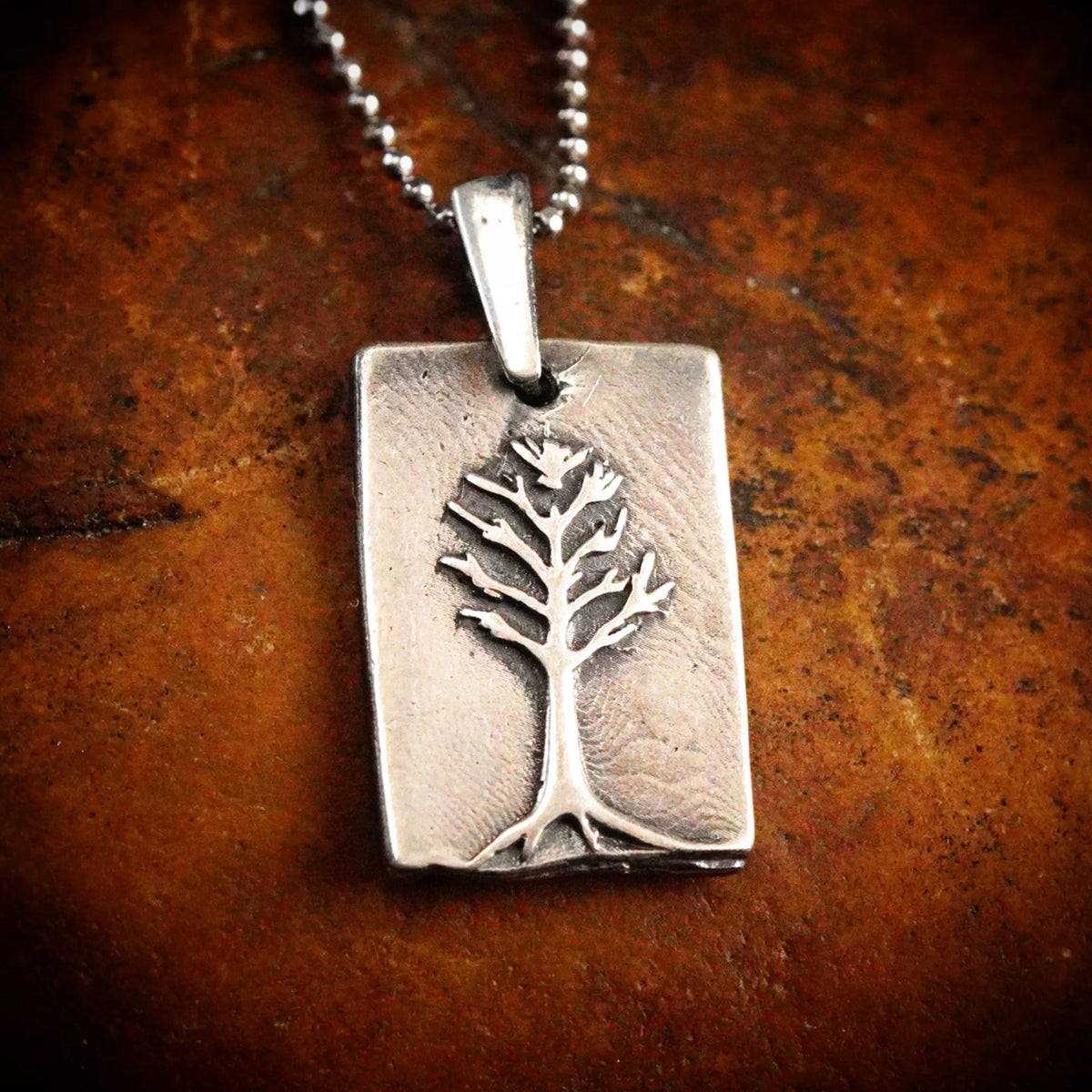 „Baum des Lebens“-Anhänger aus 925er Silber – teilweise oxidierter Talisman für familiäre Verbundenheit, Schutz und Harmonie, Skulpturenschmuck im Boho-, rustikalen und Vintage-Stil | Art Diva