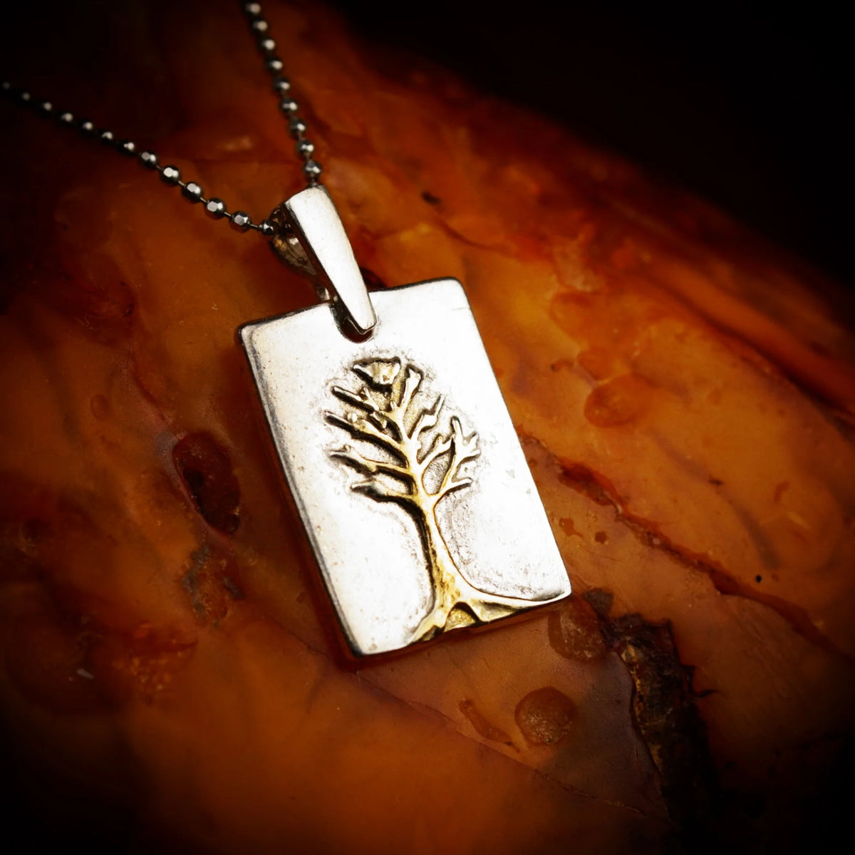 „Baum des Lebens“ – Anhänger aus 925er Silber mit goldfarbenen Akzenten, Talisman für familiäre Verbundenheit, Schutz und Harmonie, Skulpturenschmuck im Boho- und rustikalen Stil | Art Diva