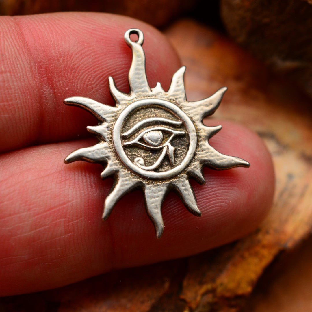 „Auge des Re – Sonnentalisman“-Anhänger aus 925er Silber – oxidierter skulpturaler Schmuck im Boho-Rustik-Stil | Art Diva