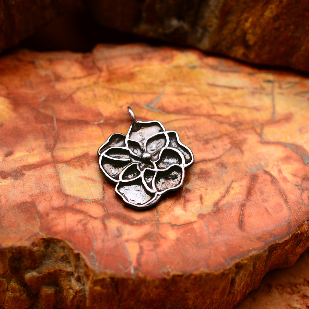 „Veilchen“ – teilweise oxidierter Anhänger aus 925er Silber, handgefertigter Talisman für Zärtlichkeit und inneres Licht, Skulpturenschmuck im Boho- und rustikalen Stil | Art Diva