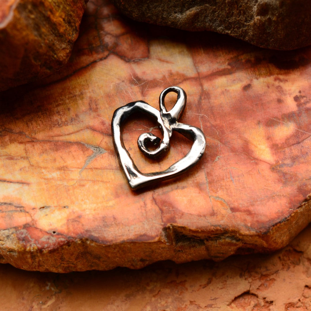 „Spiralherz“ – Anhänger aus 925er Silber, Symbol für Liebe und Spiritualität, Skulpturenschmuck im Boho- und rustikalen Stil | Art Diva