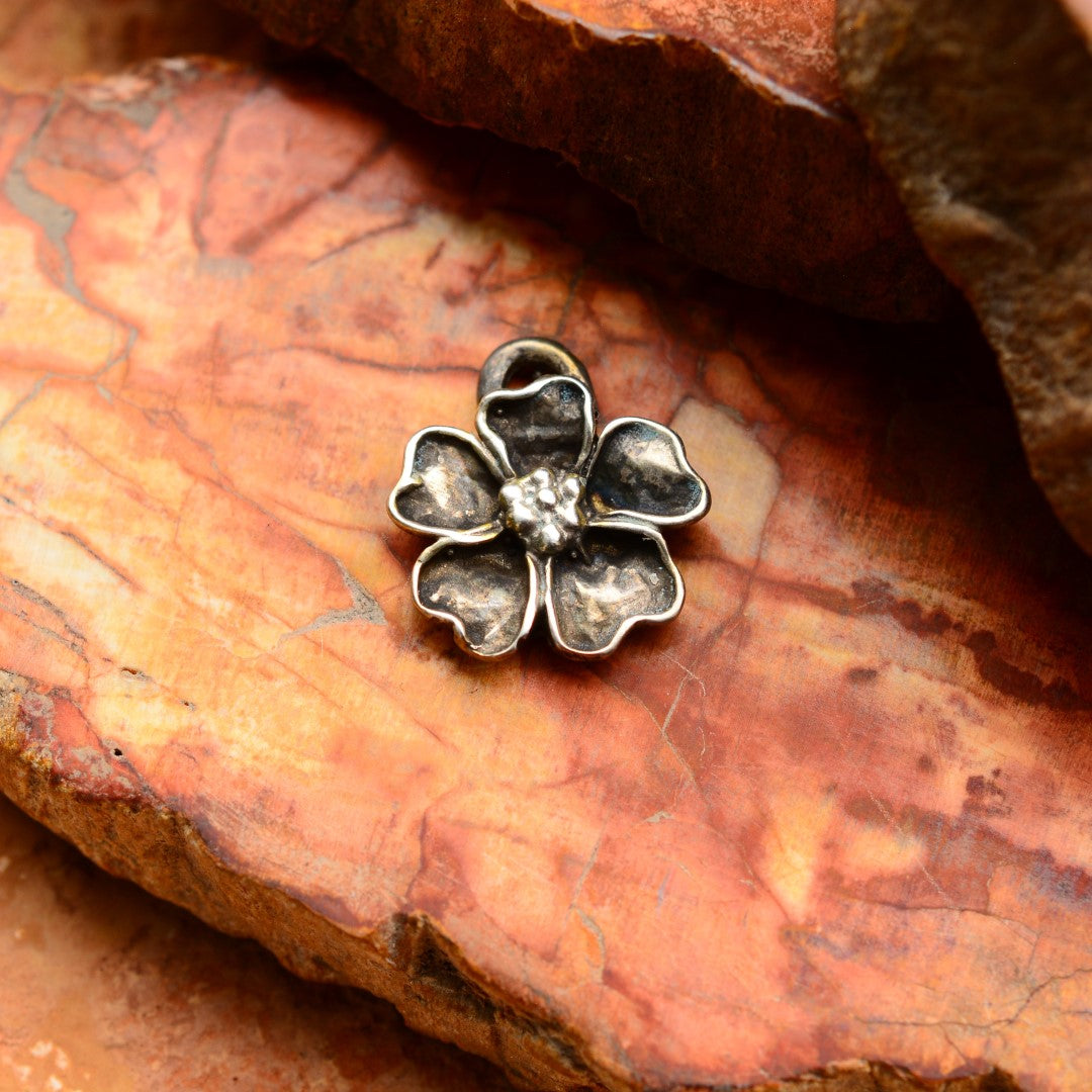 „Kirschblüte“ – oxidierter Anhänger aus 925er Silber, Talisman für Frühling und Neubeginn, handgefertigter Skulpturenschmuck im Boho- und rustikalen Stil | Art Diva