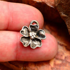 „Kirschblüte“ – oxidierter Anhänger aus 925er Silber, Talisman für Frühling und Neubeginn, handgefertigter Skulpturenschmuck im Boho- und rustikalen Stil | Art Diva