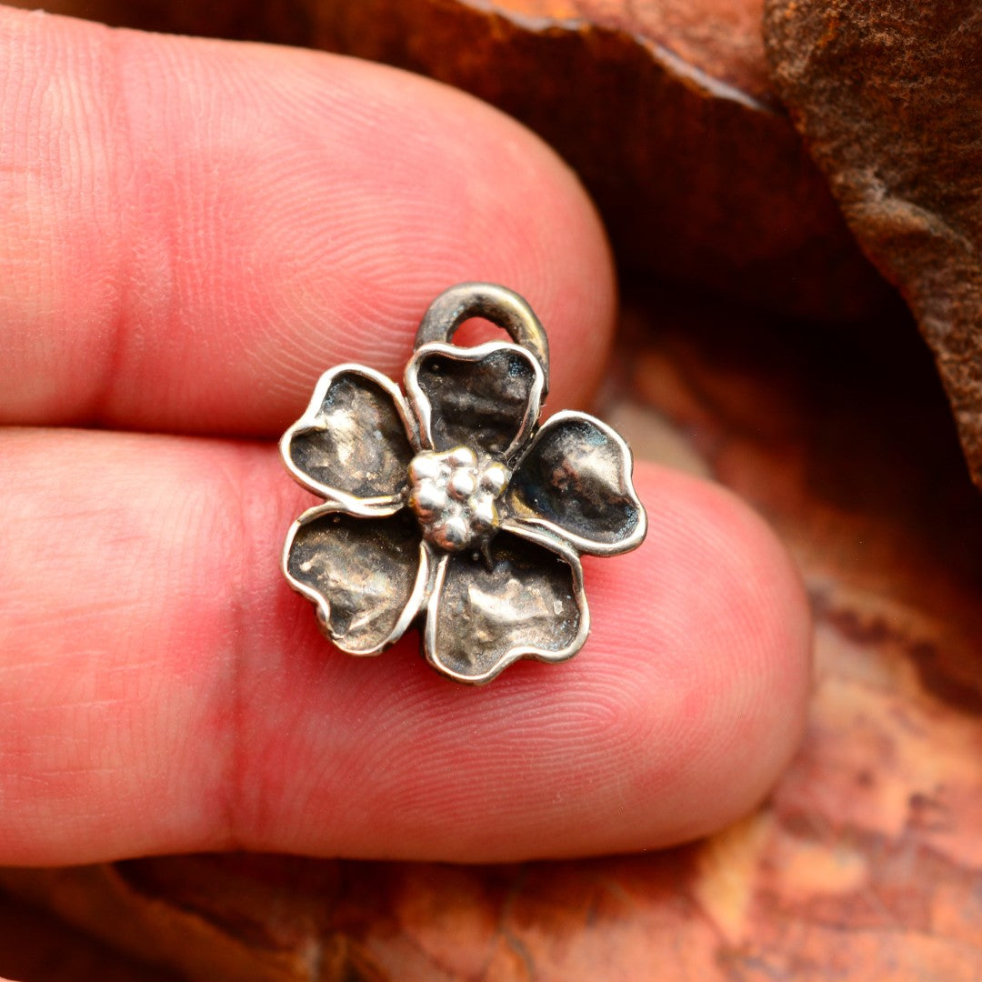 „Kirschblüte“ – oxidierter Anhänger aus 925er Silber, Talisman für Frühling und Neubeginn, handgefertigter Skulpturenschmuck im Boho- und rustikalen Stil | Art Diva