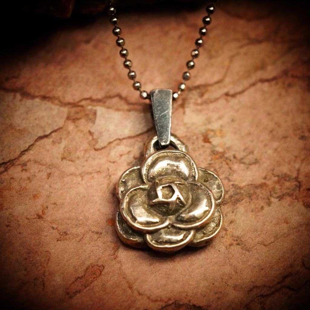 „Kamelie“ – handgefertigter Anhänger aus 925er Silber, Talisman für Schönheit und Eleganz, Skulpturenschmuck im Boho- und rustikalen Stil | Art Diva