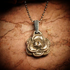 „Kamelie“ – handgefertigter Anhänger aus 925er Silber, Talisman für Schönheit und Eleganz, Skulpturenschmuck im Boho- und rustikalen Stil | Art Diva