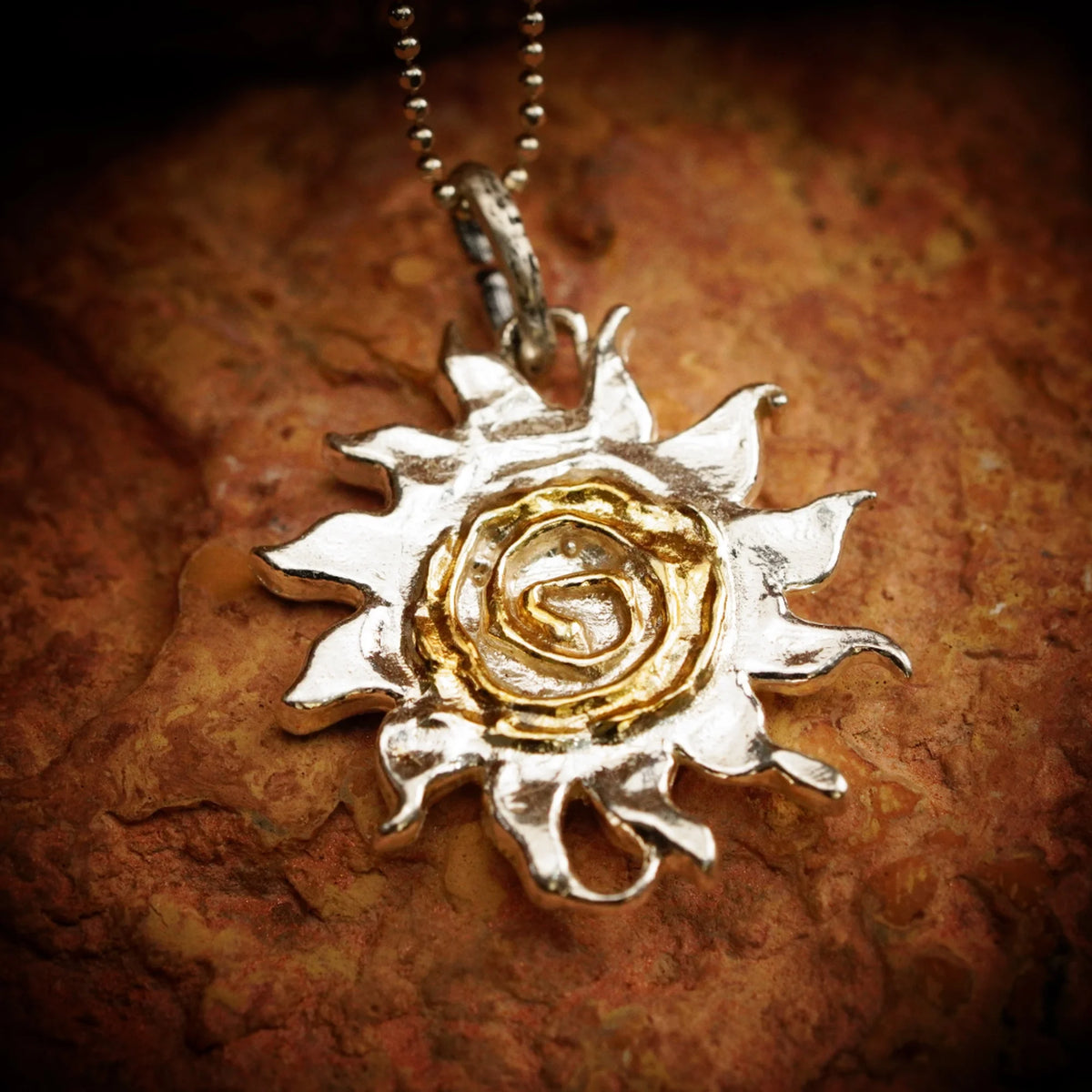 „Sonnenspirale“-Anhänger aus 925er Silber – Talisman für Energie, Licht und innere Stärke, handgefertigter Skulpturenschmuck im Boho- und rustikalen Stil, geeignet für Kette oder Armband | Art Diva