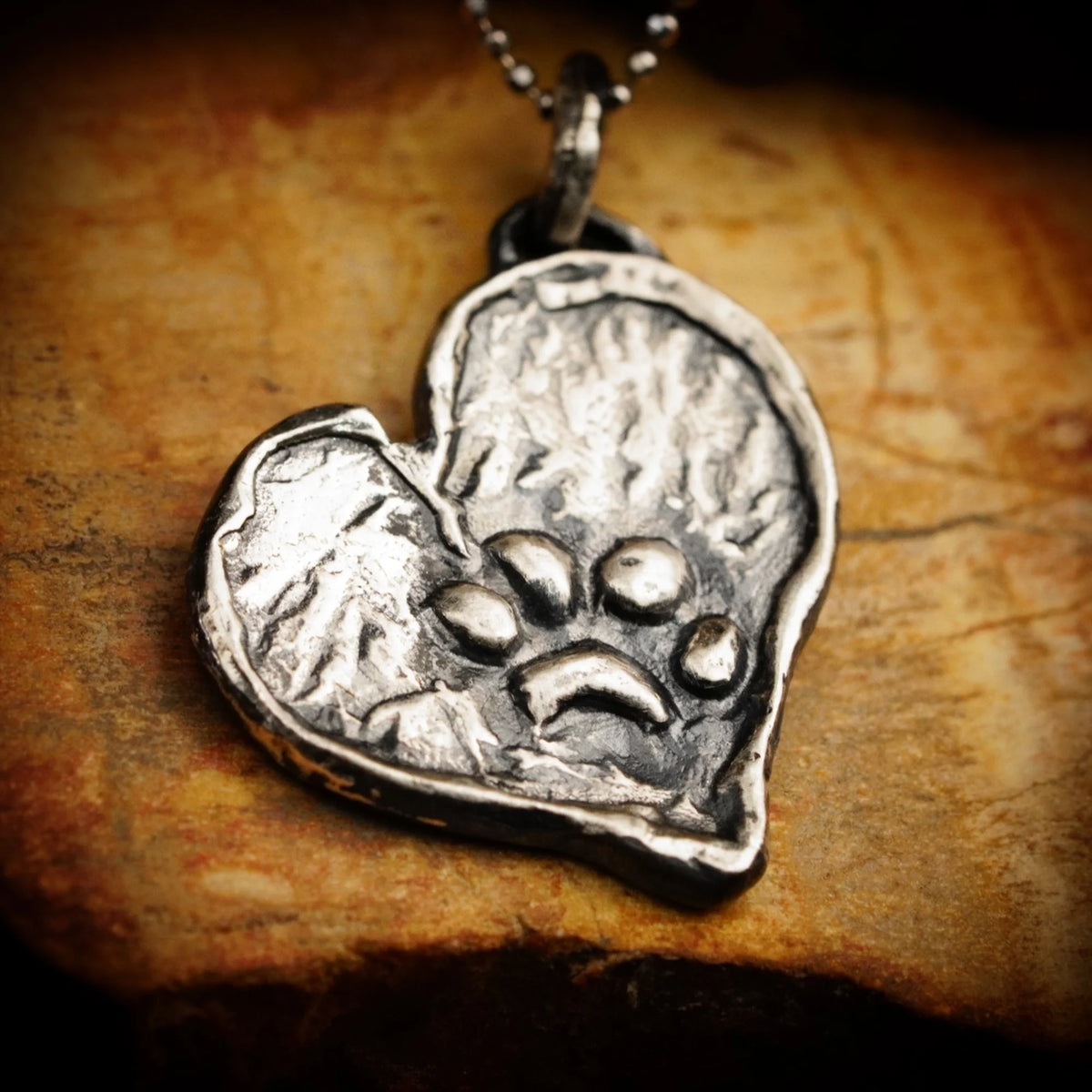 Herz-Anhänger mit Pfote aus 925er Silber – Talisman für Treue und Tierliebe, Schmuckstück im Boho- und rustikalen Stil für Hunde- und Katzenliebhaber | Art Diva