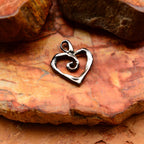 „Spiralherz“ – Anhänger aus 925er Silber, Symbol für Liebe und Spiritualität, Skulpturenschmuck im Boho- und rustikalen Stil | Art Diva
