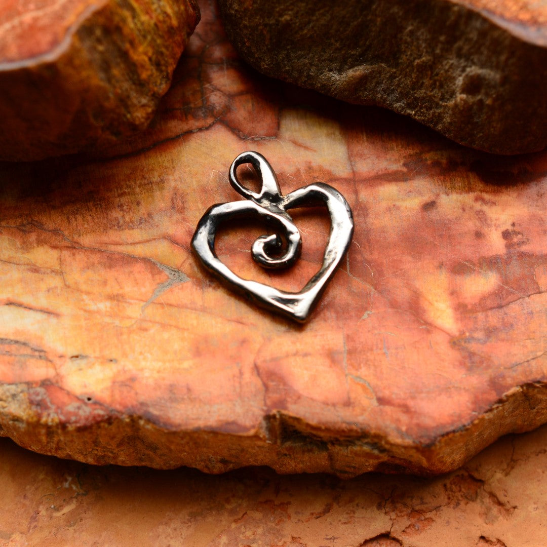 „Spiralherz“ – Anhänger aus 925er Silber, Symbol für Liebe und Spiritualität, Skulpturenschmuck im Boho- und rustikalen Stil | Art Diva