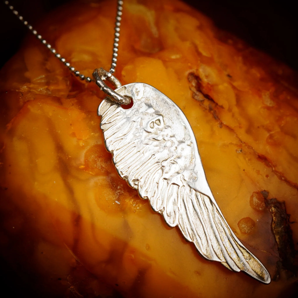 Engelsflügel-Anhänger aus 925er Silber – handgefertigter Skulpturenschmuck im Boho- und rustikalen Stil, Talisman für Schutz und spirituelle Kraft | Art Diva