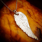 Engelsflügel-Anhänger aus 925er Silber – handgefertigter Skulpturenschmuck im Boho- und rustikalen Stil, Talisman für Schutz und spirituelle Kraft | Art Diva