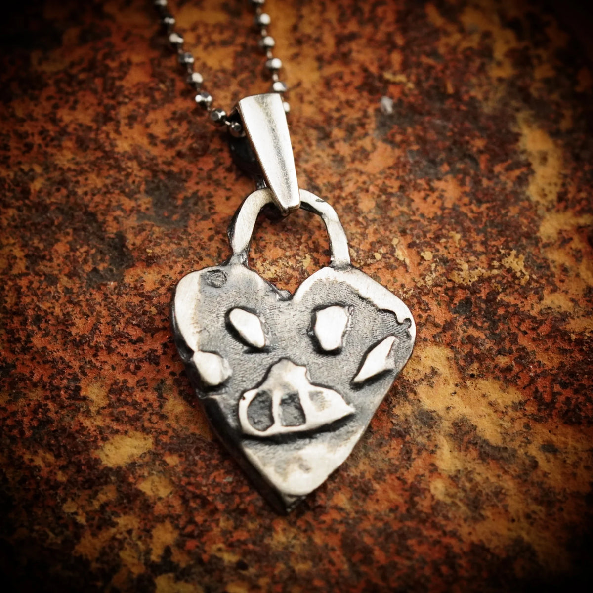 Herz-Anhänger mit Pfote aus 925er Silber – Talisman für Tierliebe, Schmuckstück im Boho- und rustikalen Stil, ideales Geschenk für Mutter, Tochter oder Freundin | Art Diva