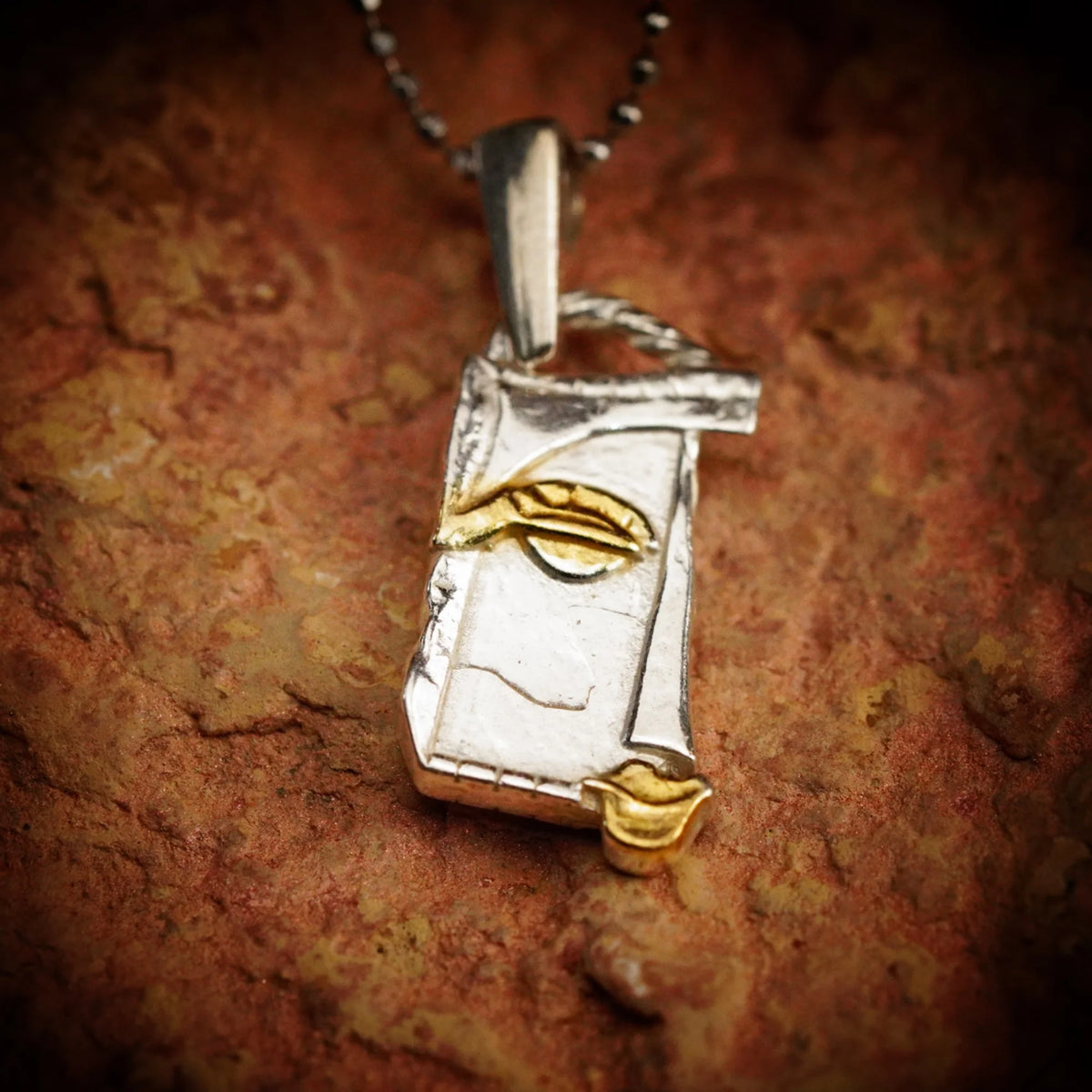 „Gesicht der Muse“ – Anhänger aus 925er Silber mit goldfarbenen Akzenten, Symbol für Inspiration, Kreativität, Selbstvertrauen und innere Stärke, Skulpturenschmuck im Boho- und rustikalen Stil | Art Diva