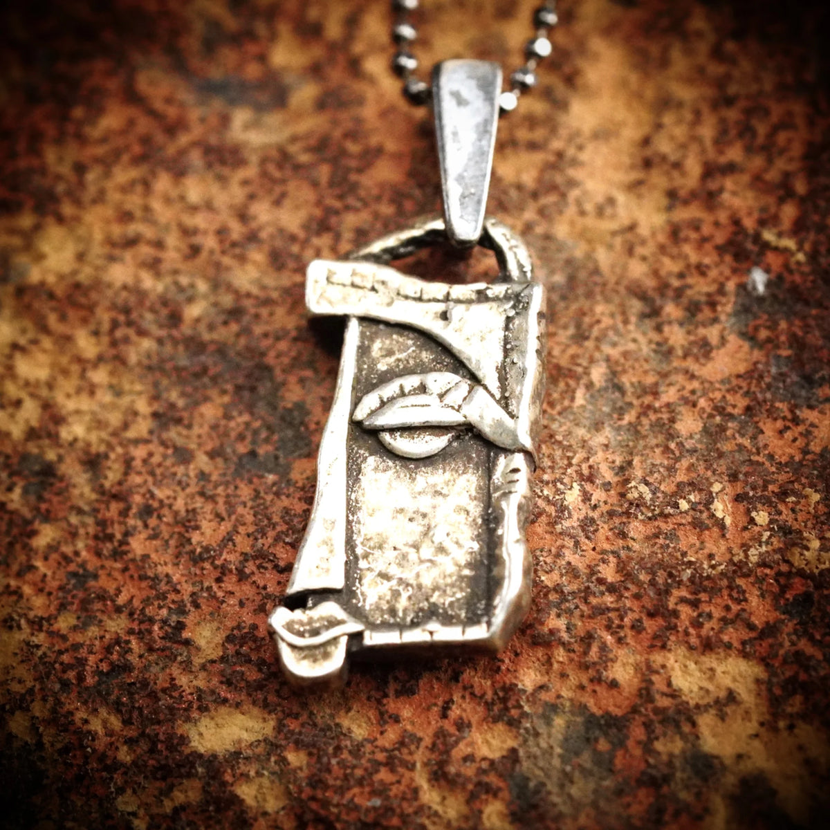 „Gesicht der Muse“ – Anhänger aus 925er Silber, handgefertigter Skulpturenschmuck für kreative Seelen im Boho- und rustikalen Stil | Art Diva