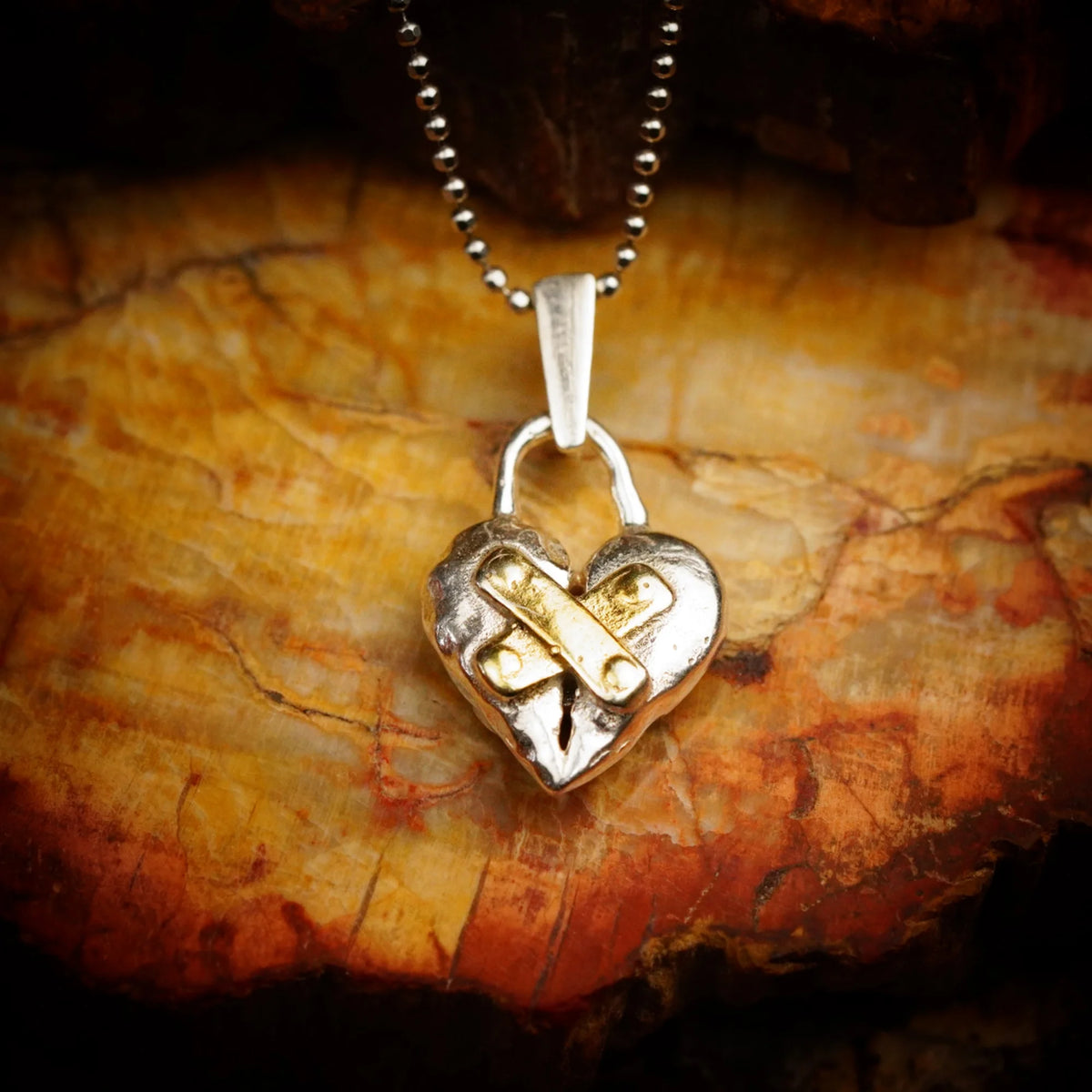 „Restauriertes Herz“-Anhänger aus 925er Silber mit goldfarbenen Akzenten – handpolierter Talisman für Hoffnung und Neubeginn, Skulpturenschmuck im Boho- und rustikalen Stil | Art Diva