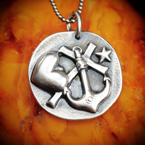 „Glaube • Liebe • Hoffnung“-Anhänger aus 925er Silber – Talisman für Stärke und inneren Frieden, Skulpturenschmuck im Boho- und rustikalen Stil | Art Diva