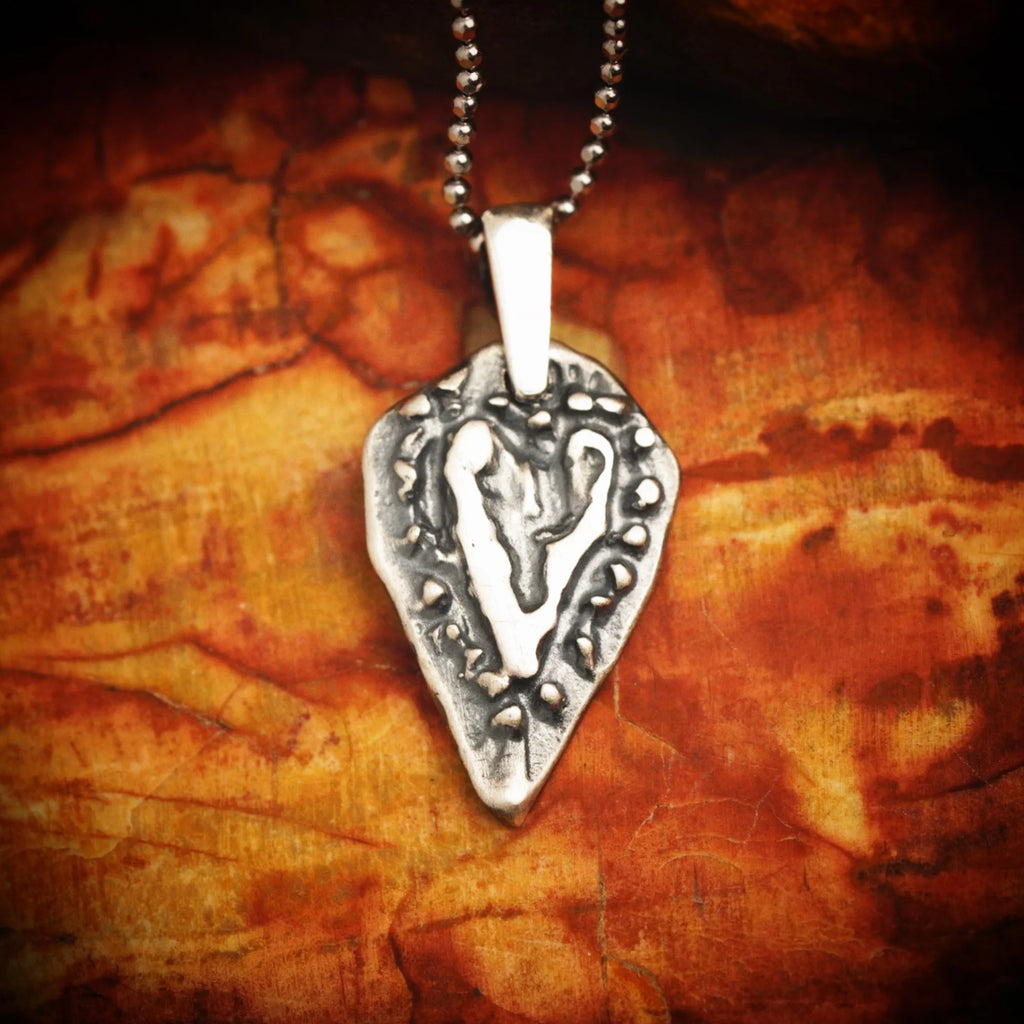 „Herz der Zuneigung“ – handgefertigter Anhänger aus 925er Silber, Talisman für Liebe und Zärtlichkeit, Skulpturenschmuck im Boho- und rustikalen Stil | Art Diva