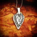 „Herz der Zuneigung“ – handgefertigter Anhänger aus 925er Silber, Talisman für Liebe und Zärtlichkeit, Skulpturenschmuck im Boho- und rustikalen Stil | Art Diva