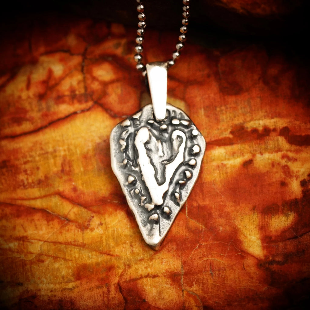 „Herz der Zuneigung“ – handgefertigter Anhänger aus 925er Silber, Talisman für Liebe und Zärtlichkeit, Skulpturenschmuck im Boho- und rustikalen Stil | Art Diva