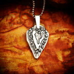 „Herz der Zuneigung“ – handgefertigter Anhänger aus 925er Silber, Talisman für Liebe und Zärtlichkeit, Skulpturenschmuck im Boho- und rustikalen Stil | Art Diva